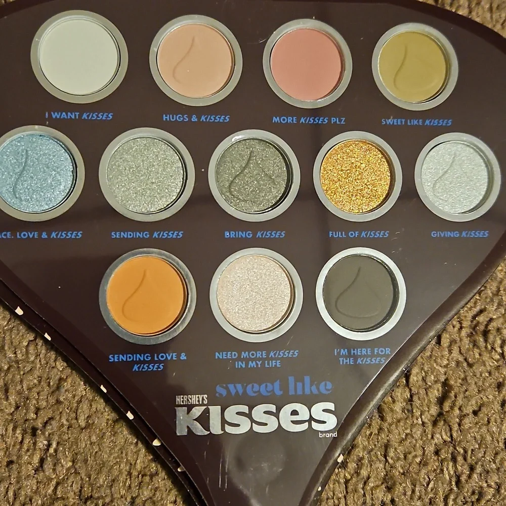 Hershey's Kisses Eyeshadow Palette and Beauty Sponges Set - Picture 2 of 4